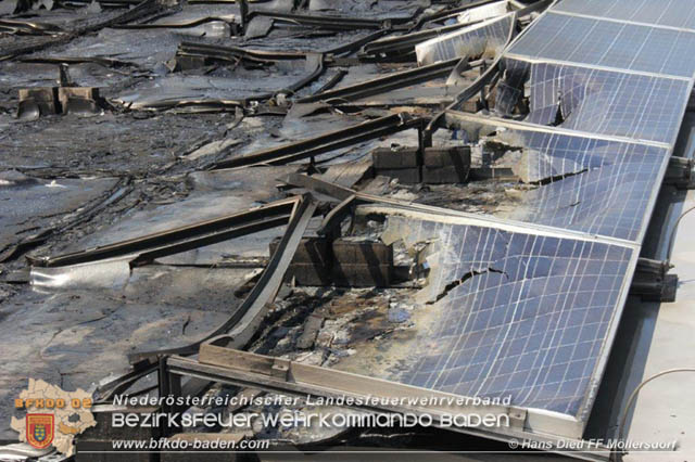 20190715 Brand mehrerer Photovoltaikpaneele am Dach einer Halle im Gewerbepark-Traiskirchen Foto: © Hans Dietl FF Möllersdorf 20190715 Brand mehrerer Photovoltaikpaneele am Dach einer Halle im Gewerbepark-Traiskirchen Foto: © Hans Dietl FF Möllersdorf