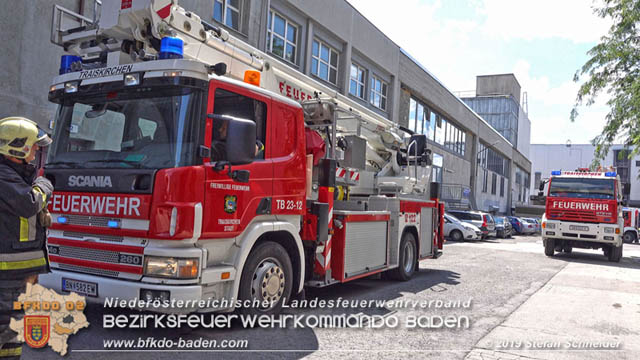 20190715 Brand mehrerer Photovoltaikpaneele am Dach einer Halle im Gewerbepark-Traiskirchen  Foto:  Stefan Schneider BFK Baden