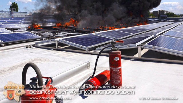 20190715 Brand mehrerer Photovoltaikpaneele am Dach einer Halle im Gewerbepark-Traiskirchen Foto: © Stefan Schneider BFK Baden 20190715 Brand mehrerer Photovoltaikpaneele am Dach einer Halle im Gewerbepark-Traiskirchen Foto: © Stefan Schneider BFK Baden