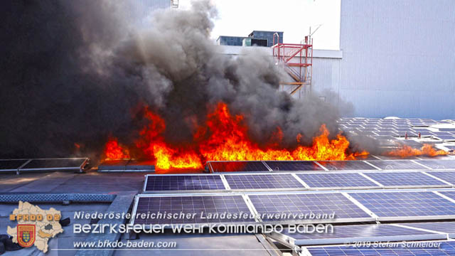 20190715 Brand mehrerer Photovoltaikpaneele am Dach einer Halle im Gewerbepark-Traiskirchen Foto: © Stefan Schneider BFK Baden 20190715 Brand mehrerer Photovoltaikpaneele am Dach einer Halle im Gewerbepark-Traiskirchen Foto: © Stefan Schneider BFK Baden