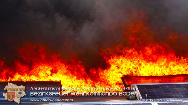 20190715 Brand mehrerer Photovoltaikpaneele am Dach einer Halle im Gewerbepark-Traiskirchen Foto: © Stefan Schneider BFK Baden 20190715 Brand mehrerer Photovoltaikpaneele am Dach einer Halle im Gewerbepark-Traiskirchen Foto: © Stefan Schneider BFK Baden