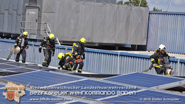 20190715 Brand mehrerer Photovoltaikpaneele am Dach einer Halle im Gewerbepark-Traiskirchen  Foto:  Stefan Schneider BFK Baden