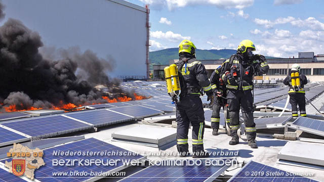 20190715 Brand mehrerer Photovoltaikpaneele am Dach einer Halle im Gewerbepark-Traiskirchen  Foto:  Stefan Schneider BFK Baden