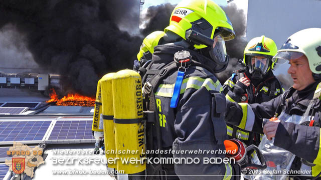 20190715 Brand mehrerer Photovoltaikpaneele am Dach einer Halle im Gewerbepark-Traiskirchen  Foto:  Stefan Schneider BFK Baden