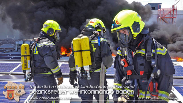 20190715 Brand mehrerer Photovoltaikpaneele am Dach einer Halle im Gewerbepark-Traiskirchen  Foto:  Stefan Schneider BFK Baden