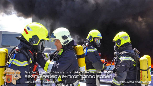 20190715 Brand mehrerer Photovoltaikpaneele am Dach einer Halle im Gewerbepark-Traiskirchen  Foto:  Stefan Schneider BFK Baden