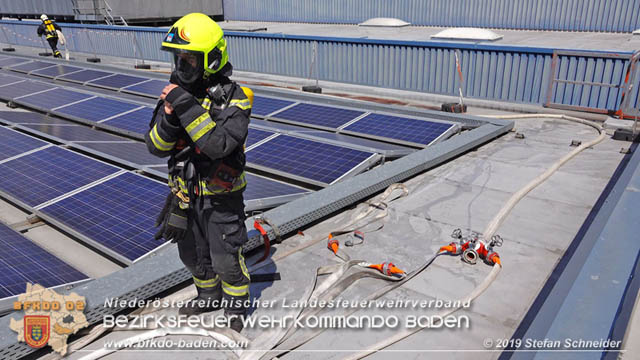 20190715 Brand mehrerer Photovoltaikpaneele am Dach einer Halle im Gewerbepark-Traiskirchen Foto: © Stefan Schneider BFK Baden 20190715 Brand mehrerer Photovoltaikpaneele am Dach einer Halle im Gewerbepark-Traiskirchen Foto: © Stefan Schneider BFK Baden