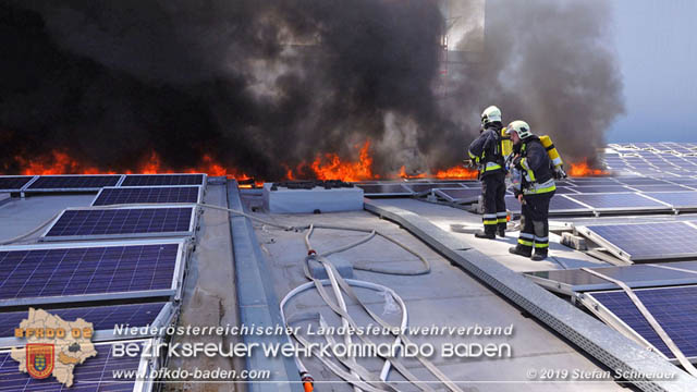 20190715 Brand mehrerer Photovoltaikpaneele am Dach einer Halle im Gewerbepark-Traiskirchen Foto: © Stefan Schneider BFK Baden 20190715 Brand mehrerer Photovoltaikpaneele am Dach einer Halle im Gewerbepark-Traiskirchen Foto: © Stefan Schneider BFK Baden