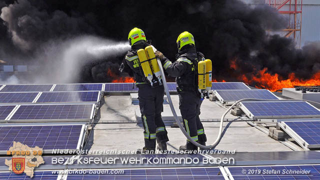 20190715 Brand mehrerer Photovoltaikpaneele am Dach einer Halle im Gewerbepark-Traiskirchen Foto: © Stefan Schneider BFK Baden 20190715 Brand mehrerer Photovoltaikpaneele am Dach einer Halle im Gewerbepark-Traiskirchen Foto: © Stefan Schneider BFK Baden