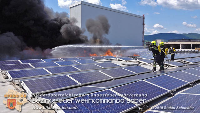 20190715 Brand mehrerer Photovoltaikpaneele am Dach einer Halle im Gewerbepark-Traiskirchen Foto: © Stefan Schneider BFK Baden 20190715 Brand mehrerer Photovoltaikpaneele am Dach einer Halle im Gewerbepark-Traiskirchen Foto: © Stefan Schneider BFK Baden