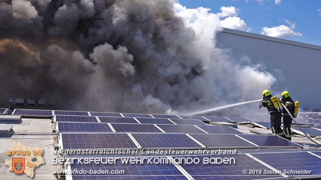 20190715 Brand mehrerer Photovoltaikpaneele am Dach einer Halle im Gewerbepark-Traiskirchen Foto: © Stefan Schneider BFK Baden 20190715 Brand mehrerer Photovoltaikpaneele am Dach einer Halle im Gewerbepark-Traiskirchen Foto: © Stefan Schneider BFK Baden