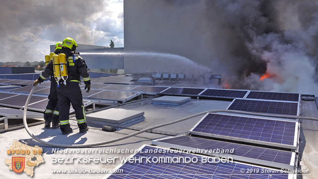 20190715 Brand mehrerer Photovoltaikpaneele am Dach einer Halle im Gewerbepark-Traiskirchen Foto: © Stefan Schneider BFK Baden 20190715 Brand mehrerer Photovoltaikpaneele am Dach einer Halle im Gewerbepark-Traiskirchen Foto: © Stefan Schneider BFK Baden