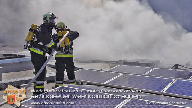 20190715 Brand mehrerer Photovoltaikpaneele am Dach einer Halle im Gewerbepark-Traiskirchen Foto: © Stefan Schneider BFK Baden 20190715 Brand mehrerer Photovoltaikpaneele am Dach einer Halle im Gewerbepark-Traiskirchen Foto: © Stefan Schneider BFK Baden