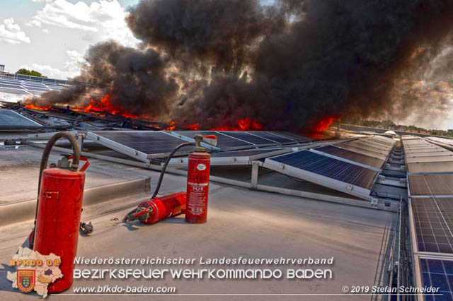 20190715 Brand mehrerer Photovoltaikpaneele am Dach einer Halle im Gewerbepark-Traiskirchen  Foto: © Stefan Schneider BFK Baden