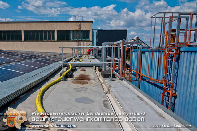 20190715 Brand mehrerer Photovoltaikpaneele am Dach einer Halle im Gewerbepark-Traiskirchen  Foto:  Stefan Schneider BFK Baden