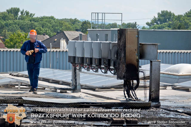 20190715 Brand mehrerer Photovoltaikpaneele am Dach einer Halle im Gewerbepark-Traiskirchen Foto: © Stefan Schneider BFK Baden 20190715 Brand mehrerer Photovoltaikpaneele am Dach einer Halle im Gewerbepark-Traiskirchen Foto: © Stefan Schneider BFK Baden