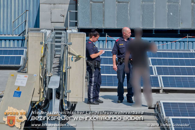 20190715 Brand mehrerer Photovoltaikpaneele am Dach einer Halle im Gewerbepark-Traiskirchen Foto: © Stefan Schneider BFK Baden 20190715 Brand mehrerer Photovoltaikpaneele am Dach einer Halle im Gewerbepark-Traiskirchen Foto: © Stefan Schneider BFK Baden