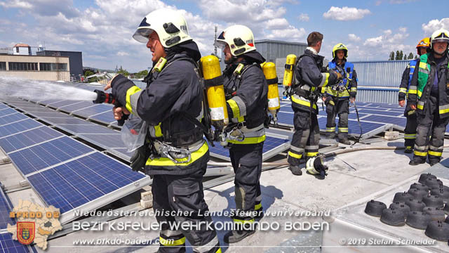 20190715 Brand mehrerer Photovoltaikpaneele am Dach einer Halle im Gewerbepark-Traiskirchen Foto: © Stefan Schneider BFK Baden 20190715 Brand mehrerer Photovoltaikpaneele am Dach einer Halle im Gewerbepark-Traiskirchen Foto: © Stefan Schneider BFK Baden
