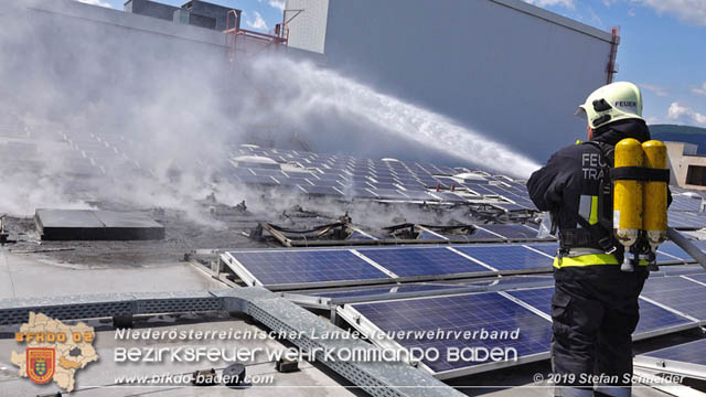 20190715 Brand mehrerer Photovoltaikpaneele am Dach einer Halle im Gewerbepark-Traiskirchen Foto: © Stefan Schneider BFK Baden 20190715 Brand mehrerer Photovoltaikpaneele am Dach einer Halle im Gewerbepark-Traiskirchen Foto: © Stefan Schneider BFK Baden