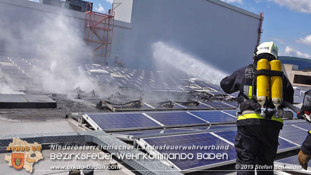 20190715 Brand mehrerer Photovoltaikpaneele am Dach einer Halle im Gewerbepark-Traiskirchen Foto: © Stefan Schneider BFK Baden 20190715 Brand mehrerer Photovoltaikpaneele am Dach einer Halle im Gewerbepark-Traiskirchen Foto: © Stefan Schneider BFK Baden