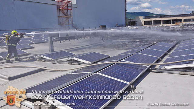20190715 Brand mehrerer Photovoltaikpaneele am Dach einer Halle im Gewerbepark-Traiskirchen Foto: © Stefan Schneider BFK Baden 20190715 Brand mehrerer Photovoltaikpaneele am Dach einer Halle im Gewerbepark-Traiskirchen Foto: © Stefan Schneider BFK Baden