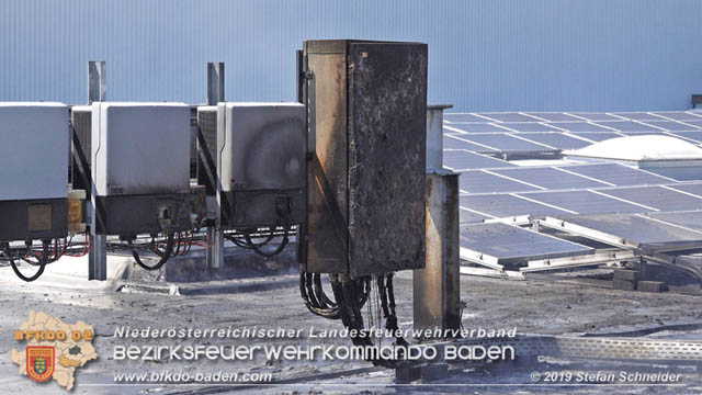 20190715 Brand mehrerer Photovoltaikpaneele am Dach einer Halle im Gewerbepark-Traiskirchen Foto: © Stefan Schneider BFK Baden 20190715 Brand mehrerer Photovoltaikpaneele am Dach einer Halle im Gewerbepark-Traiskirchen Foto: © Stefan Schneider BFK Baden
