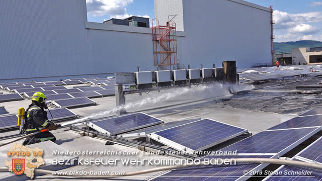20190715 Brand mehrerer Photovoltaikpaneele am Dach einer Halle im Gewerbepark-Traiskirchen Foto: © Stefan Schneider BFK Baden 20190715 Brand mehrerer Photovoltaikpaneele am Dach einer Halle im Gewerbepark-Traiskirchen Foto: © Stefan Schneider BFK Baden