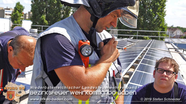 20190715 Brand mehrerer Photovoltaikpaneele am Dach einer Halle im Gewerbepark-Traiskirchen  Foto:  Stefan Schneider BFK Baden