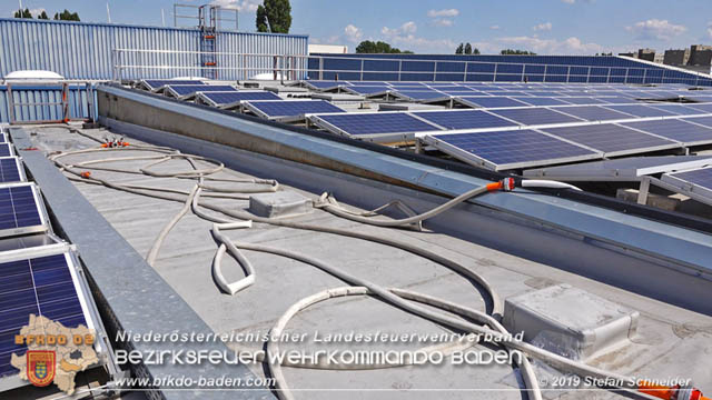 20190715 Brand mehrerer Photovoltaikpaneele am Dach einer Halle im Gewerbepark-Traiskirchen Foto: © Stefan Schneider BFK Baden 20190715 Brand mehrerer Photovoltaikpaneele am Dach einer Halle im Gewerbepark-Traiskirchen Foto: © Stefan Schneider BFK Baden