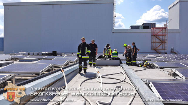 20190715 Brand mehrerer Photovoltaikpaneele am Dach einer Halle im Gewerbepark-Traiskirchen Foto: © Stefan Schneider BFK Baden 20190715 Brand mehrerer Photovoltaikpaneele am Dach einer Halle im Gewerbepark-Traiskirchen Foto: © Stefan Schneider BFK Baden