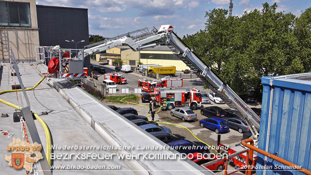 20190715 Brand mehrerer Photovoltaikpaneele am Dach einer Halle im Gewerbepark-Traiskirchen  Foto:  Stefan Schneider BFK Baden