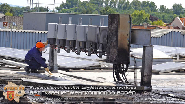 20190715 Brand mehrerer Photovoltaikpaneele am Dach einer Halle im Gewerbepark-Traiskirchen Foto: © Stefan Schneider BFK Baden 20190715 Brand mehrerer Photovoltaikpaneele am Dach einer Halle im Gewerbepark-Traiskirchen Foto: © Stefan Schneider BFK Baden