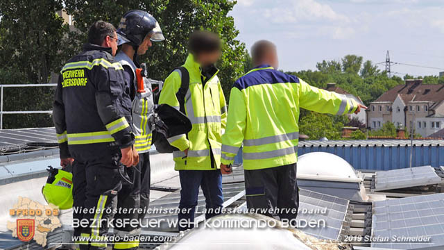 20190715 Brand mehrerer Photovoltaikpaneele am Dach einer Halle im Gewerbepark-Traiskirchen Foto: © Stefan Schneider BFK Baden 20190715 Brand mehrerer Photovoltaikpaneele am Dach einer Halle im Gewerbepark-Traiskirchen Foto: © Stefan Schneider BFK Baden