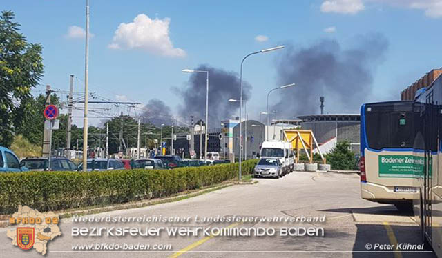 20190715 Brand mehrerer Photovoltaikpaneele am Dach einer Halle im Gewerbepark-Traiskirchen  Foto:  Peter Khnel