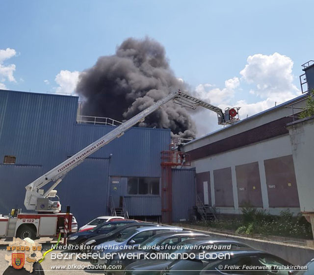 20190715 Brand mehrerer Photovoltaikpaneele am Dach einer Halle im Gewerbepark-Traiskirchen  Foto:  Freiwillige Feuerwerh Traiskirchen-Stadt