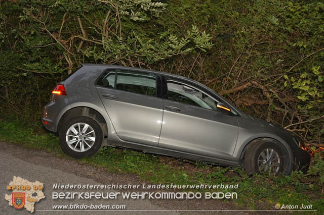 20191006 Fahrzeugbergung in Traiskirchen nachdem sich ein abgestellter Pkw selbststndig machte  Foto:  Anton Judt FF Traiskirchen-Stadt