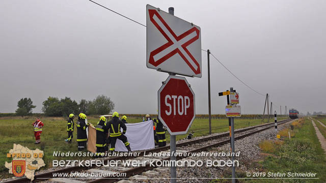 20191014 Pensionist mit Rad bei einem unbeschranktem Bahnübergang in Tattendorf von Zug erfasst und schwer verletzt Foto: © Stefan Schneider 20191014 Pensionist mit Rad bei einem unbeschranktem Bahnübergang in Tattendorf von Zug erfasst und schwer verletzt Foto: © Stefan Schneider
