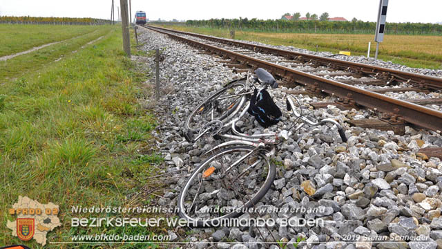 20191014 Pensionist mit Rad bei einem unbeschranktem Bahnübergang in Tattendorf von Zug erfasst und schwer verletzt Foto: © Stefan Schneider 20191014 Pensionist mit Rad bei einem unbeschranktem Bahnübergang in Tattendorf von Zug erfasst und schwer verletzt Foto: © Stefan Schneider