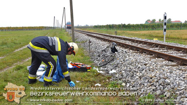 20191014 Pensionist mit Rad bei einem unbeschranktem Bahnbergang in Tattendorf von Zug erfasst und schwer verletzt  Foto:  Stefan Schneider