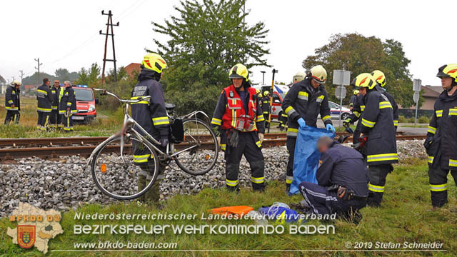 20191014 Pensionist mit Rad bei einem unbeschranktem Bahnübergang in Tattendorf von Zug erfasst und schwer verletzt Foto: © Stefan Schneider 20191014 Pensionist mit Rad bei einem unbeschranktem Bahnübergang in Tattendorf von Zug erfasst und schwer verletzt Foto: © Stefan Schneider