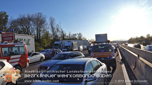20191104 Pkw prallt auf der A2 in Absicherungs Lkw der ASFiNAG bei Traiskirchen  Foto:  Stefan Schneider BFK Baden