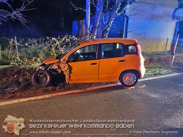 Verkehrsunfall in den Abendstunden auf der LB210 im Helenental  Foto:  Michael Baumgartner FF Siegenfeld 