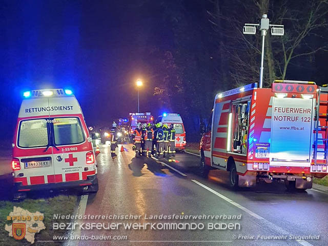 Verkehrsunfall in den Abendstunden auf der LB210 im Helenental  Foto:  Michael Baumgartner FF Siegenfeld 