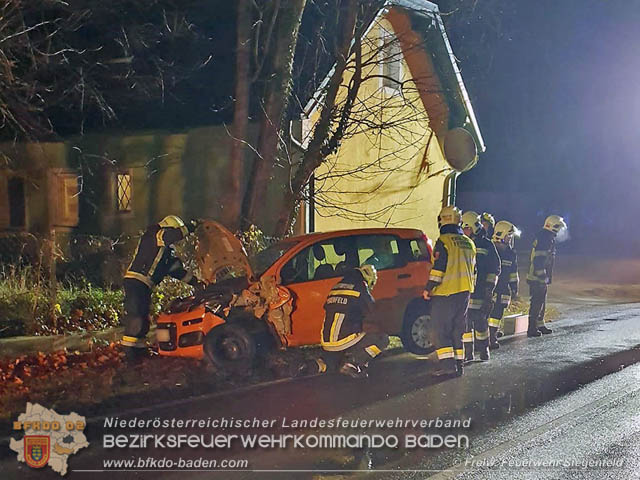 Verkehrsunfall in den Abendstunden auf der LB210 im Helenental  Foto:  Michael Baumgartner FF Siegenfeld 