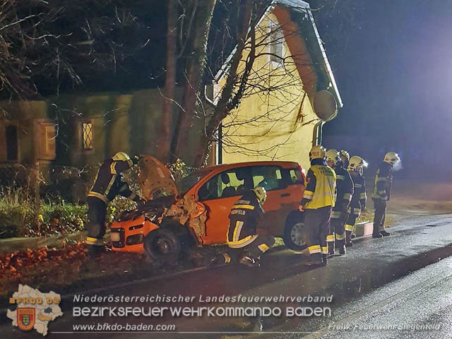 Verkehrsunfall in den Abendstunden auf der LB210 im Helenental Foto: © Michael Baumgartner FF Siegenfeld Verkehrsunfall in den Abendstunden auf der LB210 im Helenental Foto: © Michael Baumgartner FF Siegenfeld