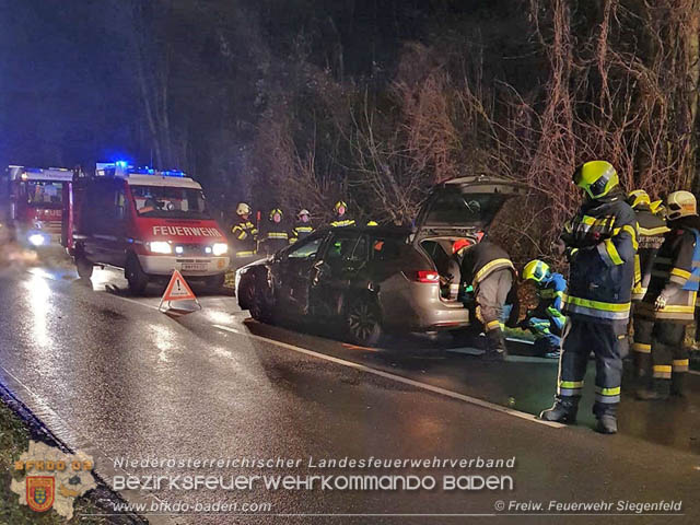 Verkehrsunfall in den Abendstunden auf der LB210 im Helenental  Foto:  Michael Baumgartner FF Siegenfeld 