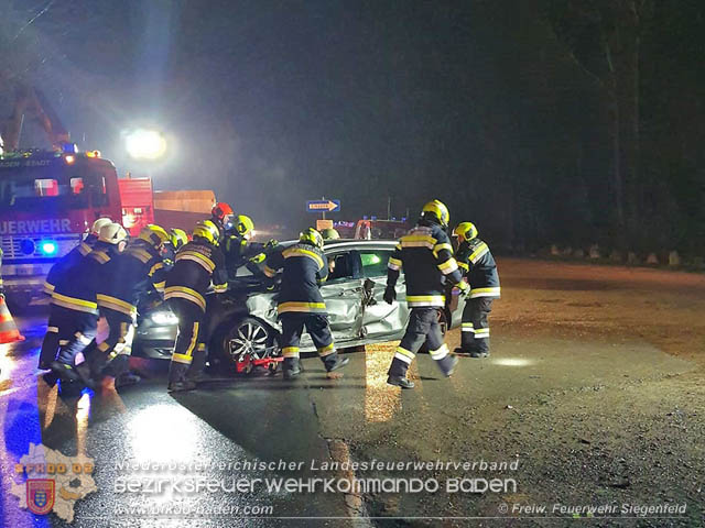Verkehrsunfall in den Abendstunden auf der LB210 im Helenental  Foto:  Michael Baumgartner FF Siegenfeld 