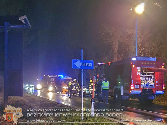 Verkehrsunfall in den Abendstunden auf der LB210 im Helenental  Foto:  Michael Baumgartner FF Siegenfeld 