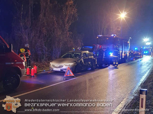 Verkehrsunfall in den Abendstunden auf der LB210 im Helenental  Foto:  Michael Baumgartner FF Siegenfeld 