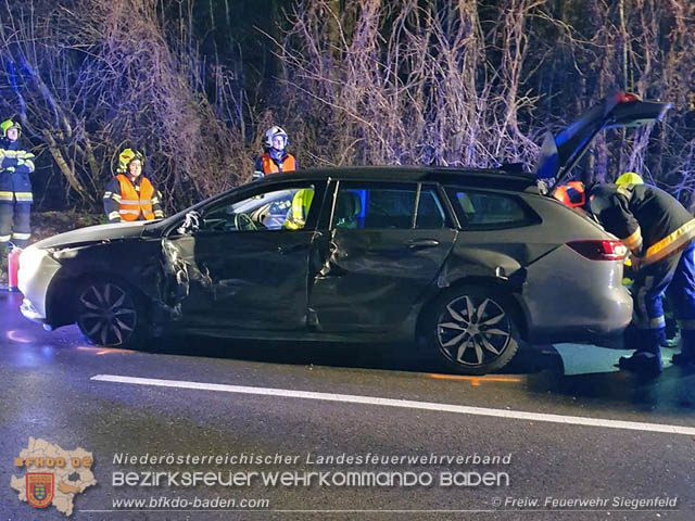 Verkehrsunfall in den Abendstunden auf der LB210 im Helenental  Foto:  Michael Baumgartner FF Siegenfeld 